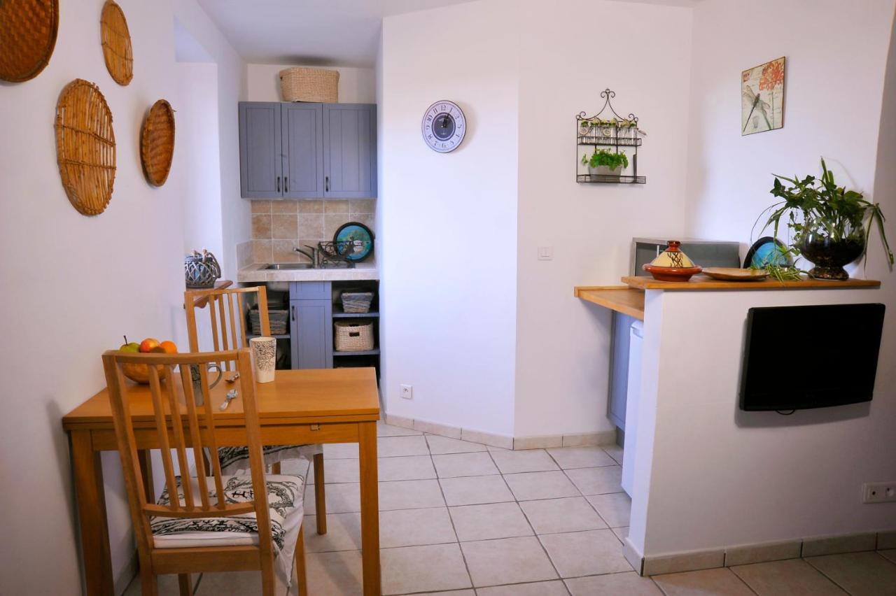 Bed And Breakfast La Maison De Nathalie Les Mayons Екстериор снимка